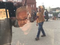 Leonor, watching Francisco who is walking outside the train in El Paso