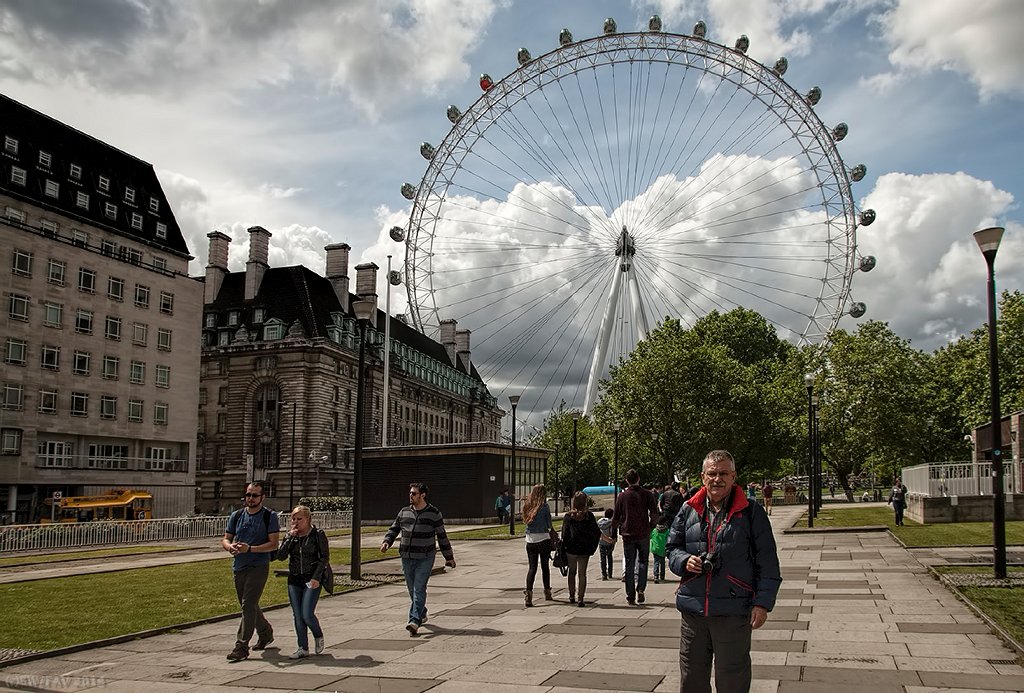 UKLONLondonEyeBW