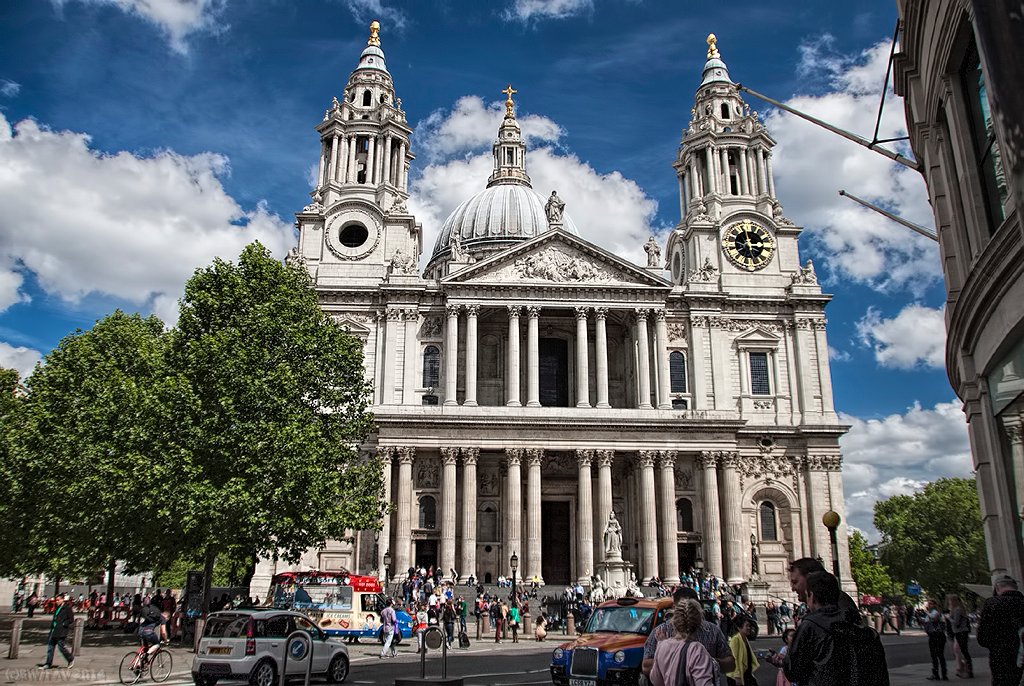 UKLONStPaulCathedral