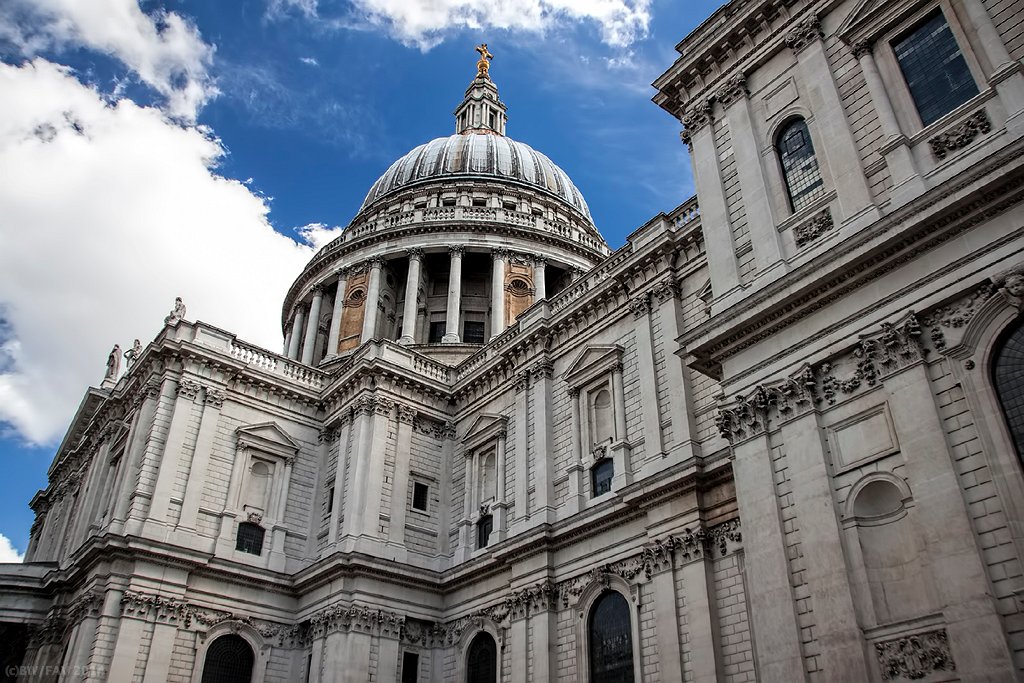 UKLONStPaulCathedral1