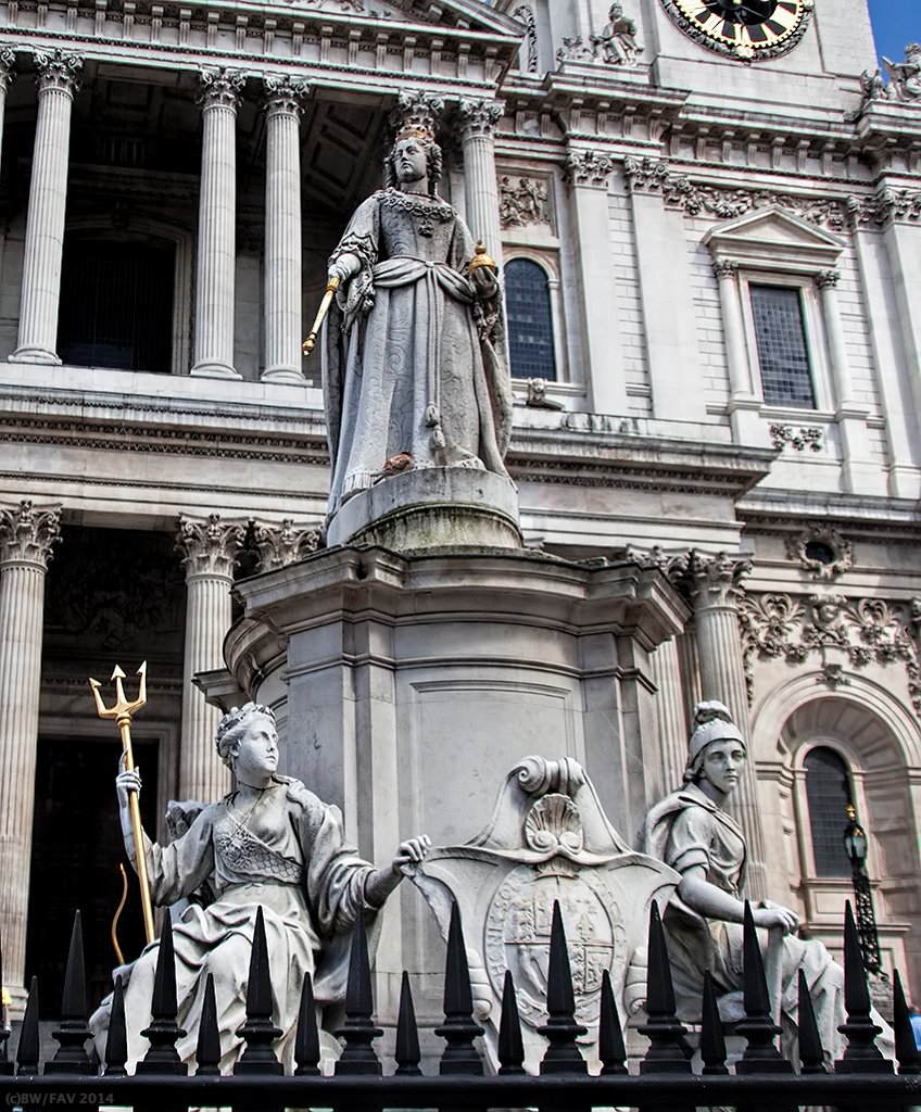 UKLONStPaulCathedral2